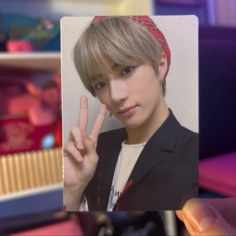 TXT OFFICIAL BEOMGYU POSTCARD - Picture 2 of 3